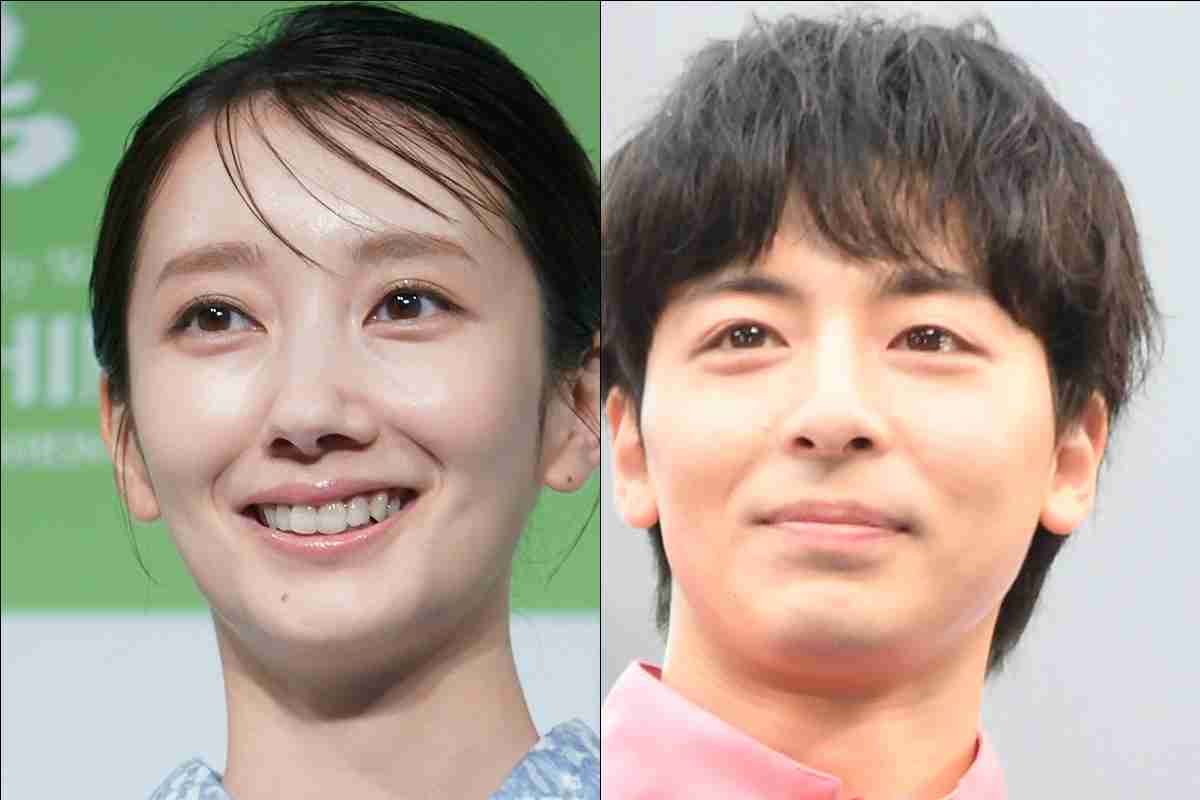 《波瑠がメガネと白セーター姿で高杉真宙にピッタリ寄り添い…》「思い出深い1年でした」新婚ホヤホヤの2人は“お揃いのデニムパンツ”で笑顔の神対応｜NEWSポストセブン