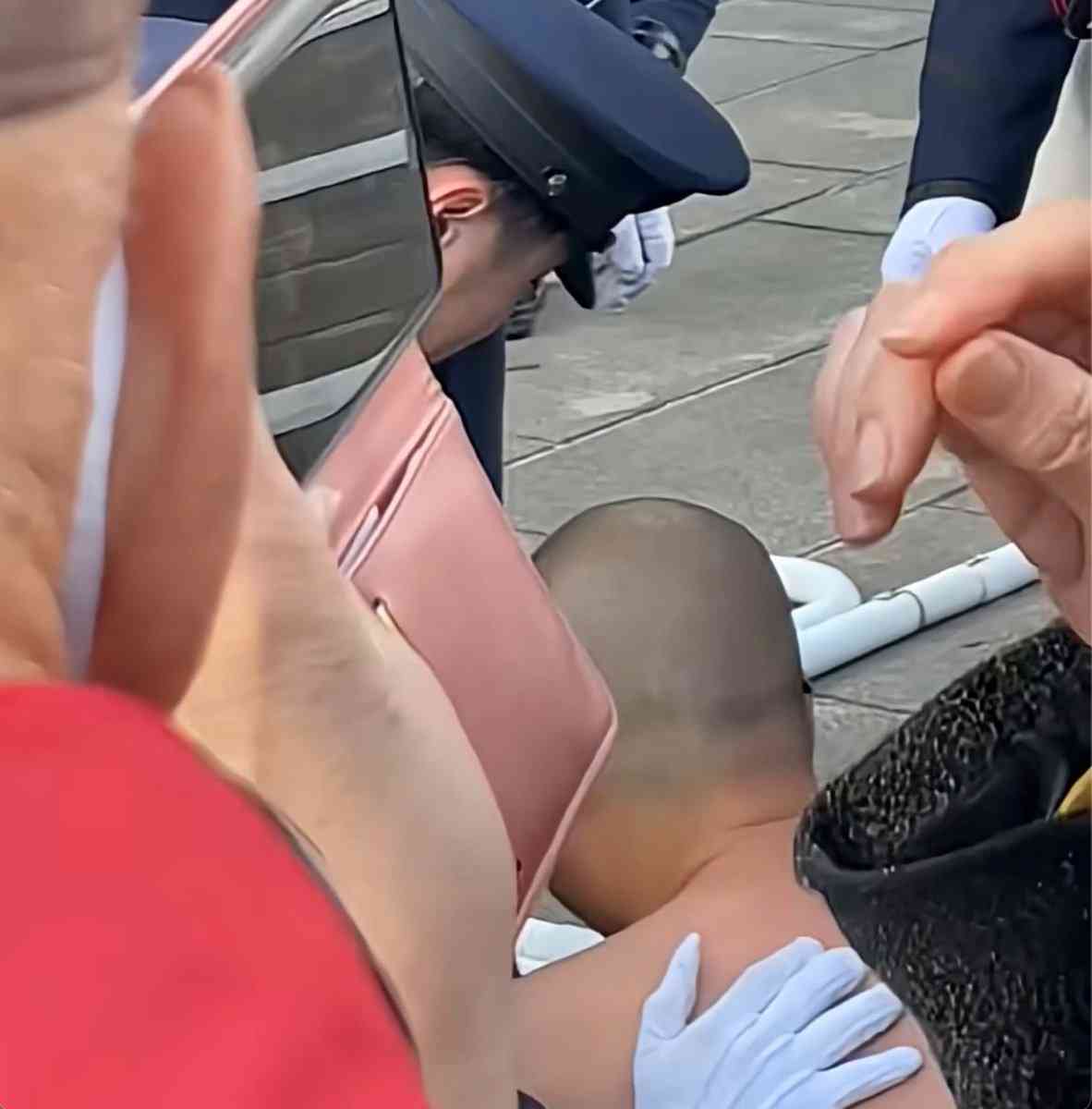 「新年一般参賀」の最中　男が前列で裸に　公然わいせつの疑いで現行犯逮捕　柵を乗り越えた先で皇宮警察らに取り押さえられる