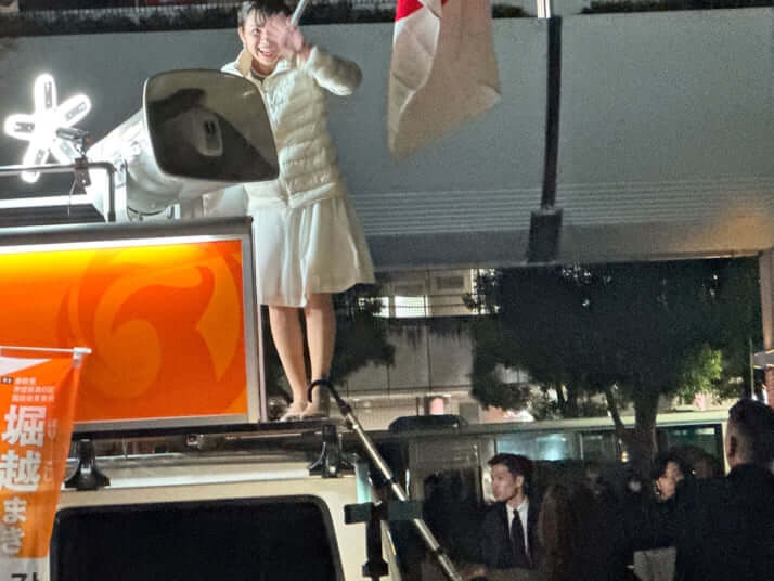 参政党の“新アイドル”豊田真由子氏が真冬にひらひらスカートで埼玉・大宮に「戻ってきました、ただいまー！」　もしや枝野幸男氏にロックオン？