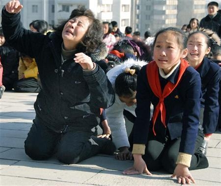 高市早苗首相、安倍晋三氏の遺影写真を携え伊勢神宮を参拝「もう1度連れて来てあげたかった」
