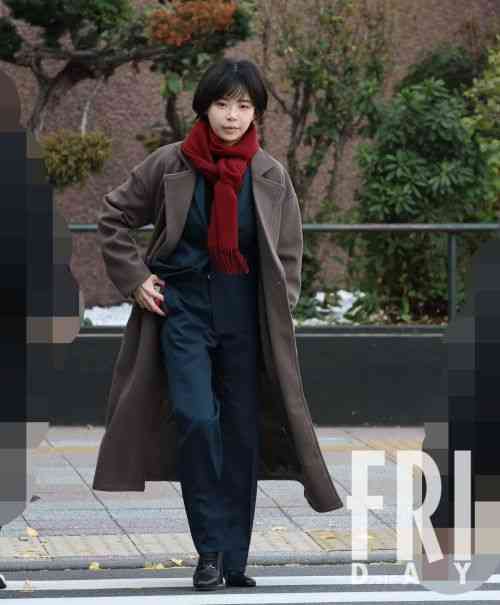 趣里 産後わずか2ヵ月でタイトなスーツ姿を披露！復帰作『踊る大捜査線』で見せた颯爽姿