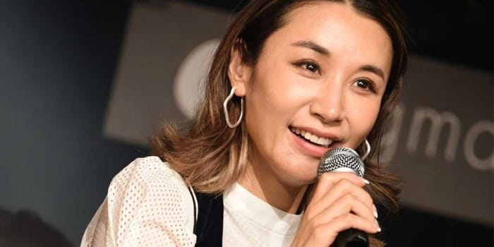 鈴木紗理奈、家族20人でUSJ年越しショット公開「圧巻の鈴木一族」「こういう家族が理想」と反響 - モデルプレス