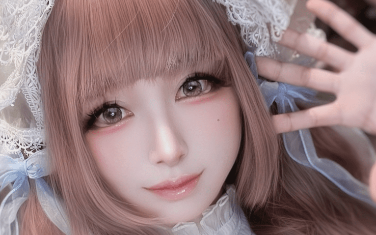 【すっぴん写真も】「娘たちは“パパ可愛い”って」保育園も「女装姿」で送り迎え…47歳のおじさん→「可愛すぎるロリータ美女」に変身した理由 | 文春オンライン