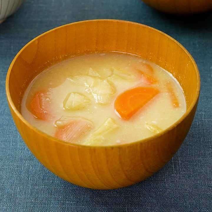 大人な味わい♪ 酒粕入り味噌汁のレシピ動画・作り方 | デリッシュキッチン
