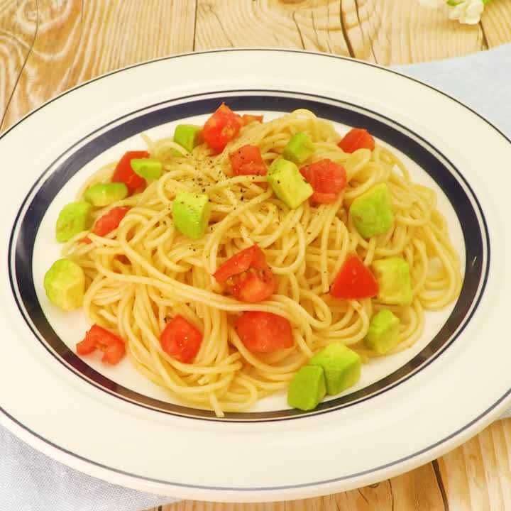 暑い日におすすめ！ アボカドとトマトのパスタのレシピ動画・作り方 | デリッシュキッチン