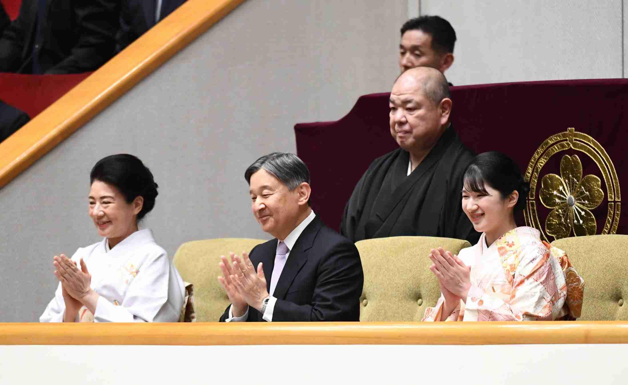戦後初の大波乱！６年ぶり天覧相撲で横綱大関総崩れ　八角理事長「下の者が張り切っていたのでは」　結び後は４人でお見送り（デイリースポーツ） - Yahoo!ニュース