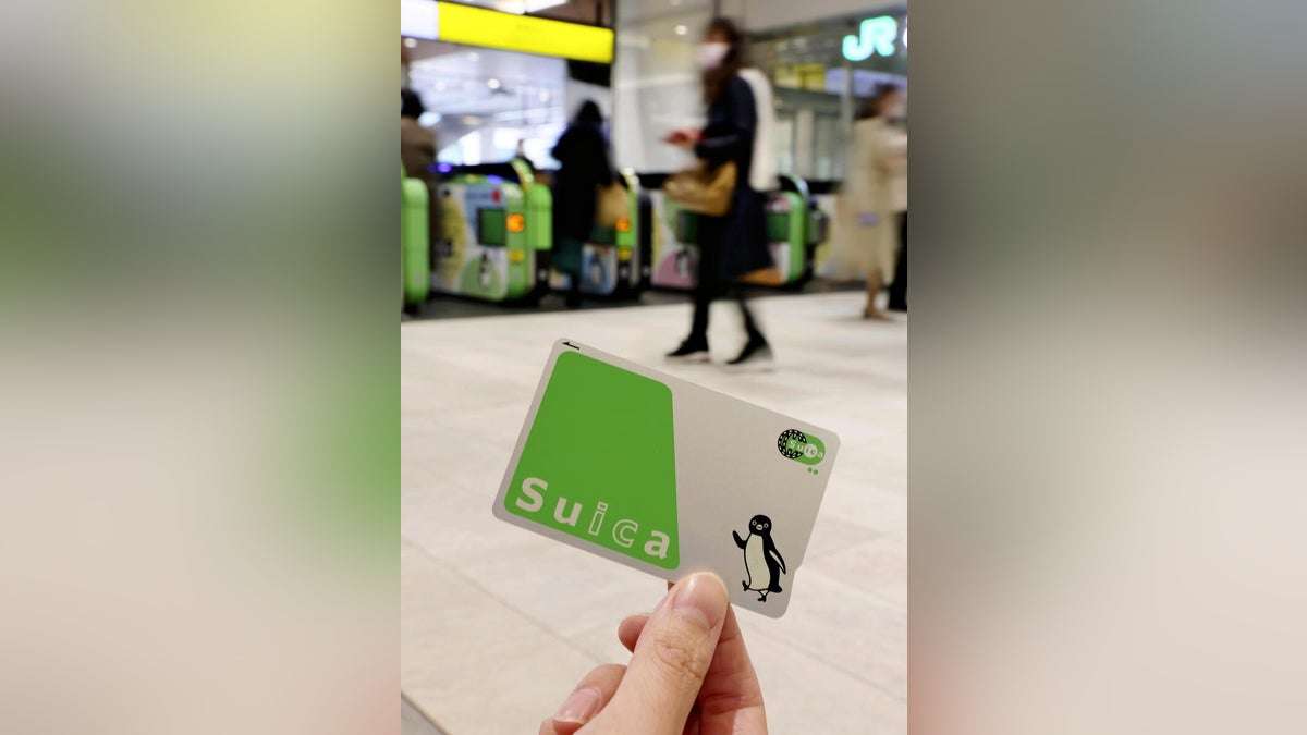 「スイカのペンギン」の後継マスコット、来年１１月にデザイン発表…喜勢社長「ペンギンは新しい道を歩む」 : 読売新聞