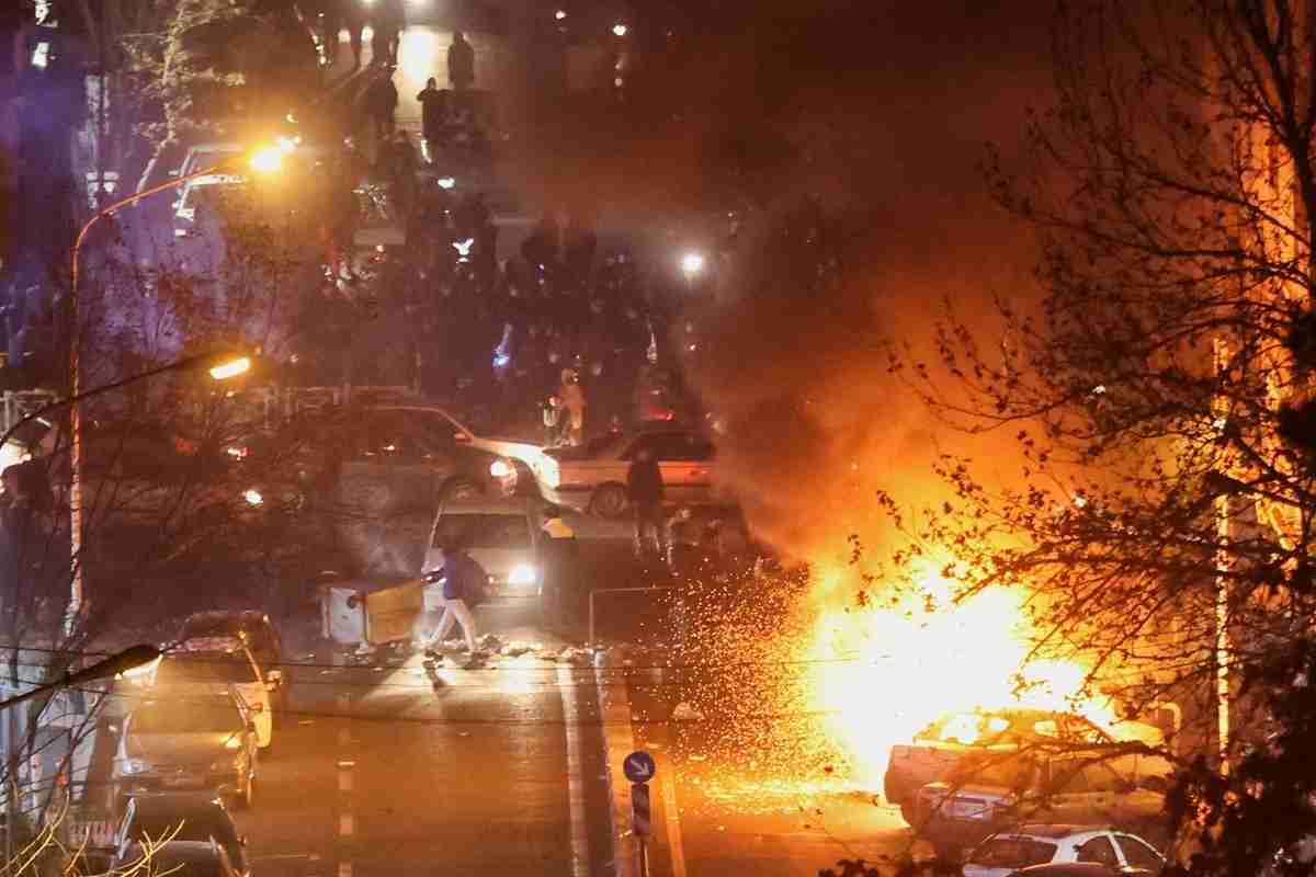 治安部隊のバスが大炎上…治安部隊の殺戮にも屈せず続くイランの抗議デモ、米国務省はイランに滞在する自国民に直ちに退避するよう要請（ニューズウィーク日本版） - Yahoo!ニュース