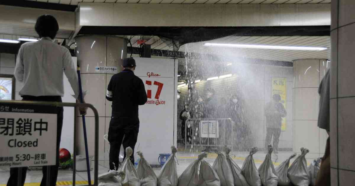 霞ケ関駅で「ザー」　天井から水が噴き出す　給水管破損か | 毎日新聞