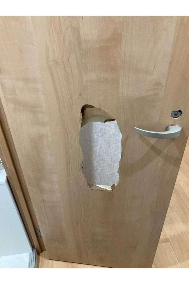 トイレで突然閉じ込め、スマホなし　パニックの女性がとっさに…「無我夢中でした」　今も消えない恐怖
