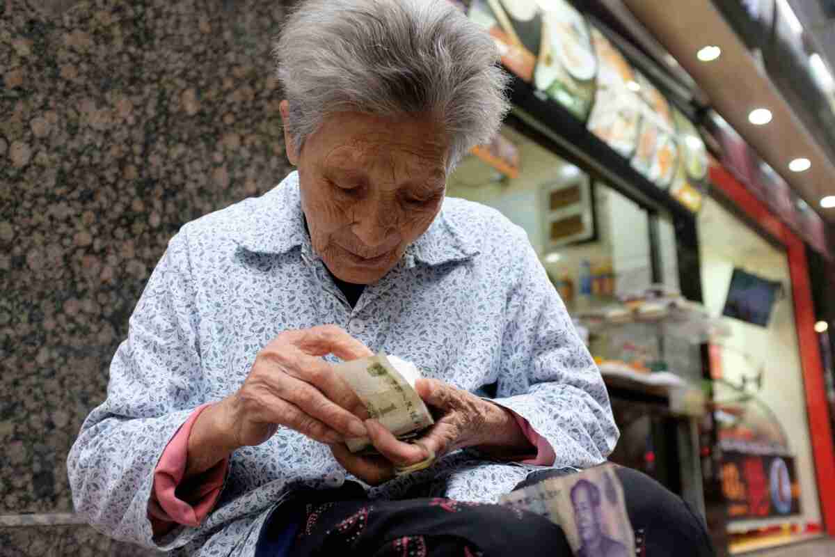 キャッシュレス大国の中国、現金NGに「待った」