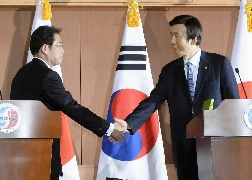 慰安婦「最終解決」　日韓外相合意　首相「おわび」伝達　財団に１０億円拠出へ（2015年12月29日掲載） | 中国新聞デジタル