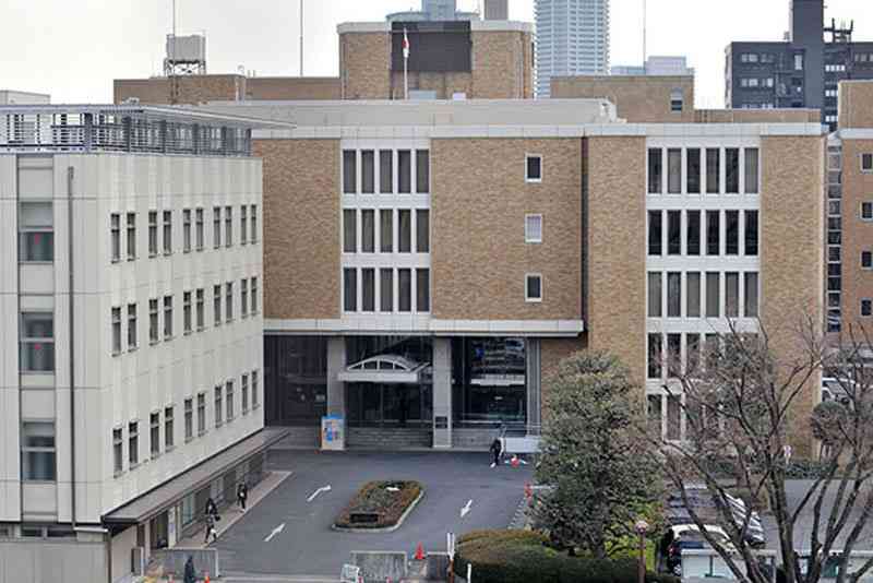 ボールペンで暴行、法廷で警官に…懲役6年の判決が下された男、逃げようと襲いかかった疑い　窓ガラスを破壊、傍聴人は無事　ボールペンどこで入手　取り押さえられた男は24歳「襲いかかるつもりない」（埼玉新聞） - Yahoo!ニュース