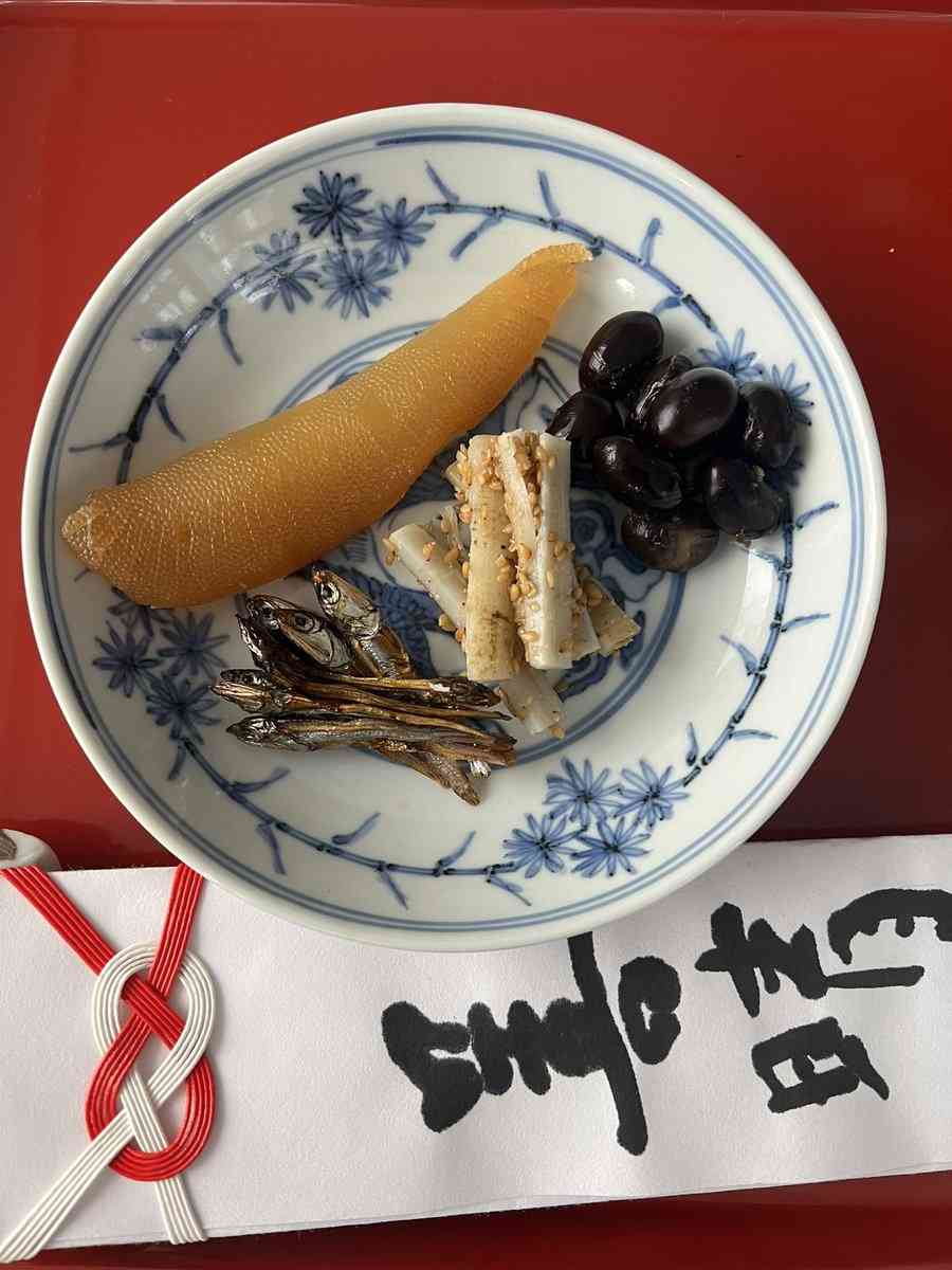 「これくらいの量でいい」土井善晴の1皿4品おせちに共感集まる「実家のお正月を思い出した」「あまりにも素敵」