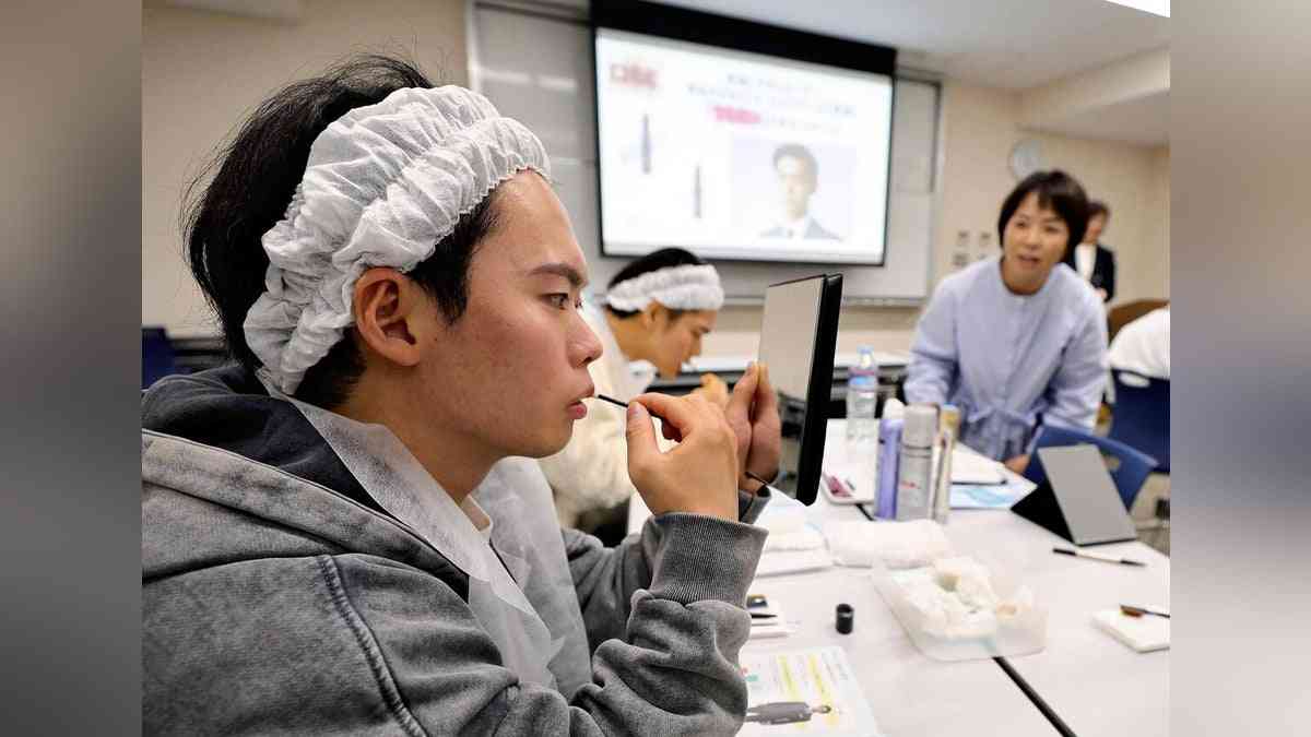 就活男子が化粧で身だしなみ、メイクで「面接でも好印象」…大学はセミナー・メーカーも市場拡大に期待 : 読売新聞