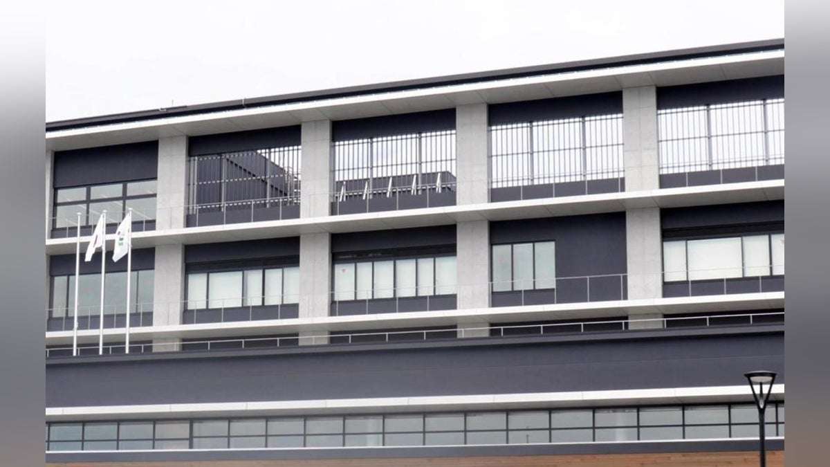 マスク巡り神埼市の医師が激高、校長怒鳴り机蹴ったりバットを持って来校したり…分限免職 : 読売新聞
