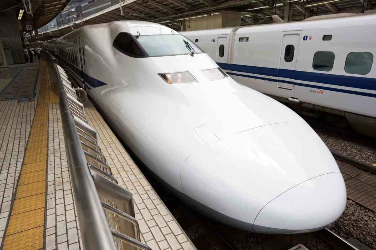 「先に降りるなら窓側かわって」新幹線自由席で交替を要求されたOL。前を通ることはそんなに「申し訳ない」のか【専門家助言】 | FORZA STYLE｜ファッション＆ライフスタイル[フォルツァスタイル]
