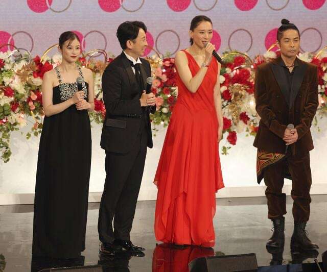 今田美桜『紅白』3回 “お色直し” に集まる喝采…高市首相と “お揃い” ブランドも登場、驚きの価格とは