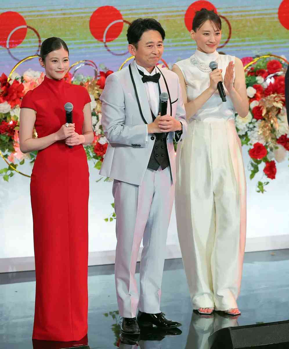 今田美桜『紅白』3回 “お色直し” に集まる喝采…高市首相と “お揃い” ブランドも登場、驚きの価格とは