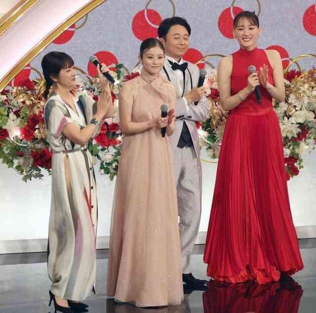 今田美桜『紅白』3回 “お色直し” に集まる喝采…高市首相と “お揃い” ブランドも登場、驚きの価格とは