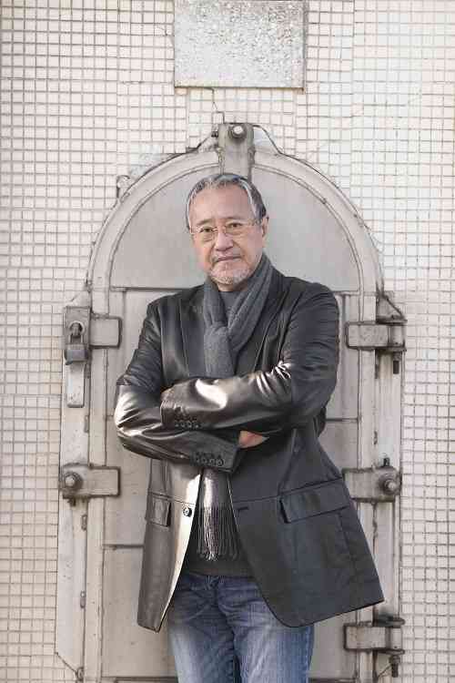 松岡昌宏が髭を生やし黒レザー姿でサングラス越しに視線を逸らしたアップショット披露！「マボ爆イケ」「渋くて男前」「疲れが吹っ飛ぶカッコよさ」