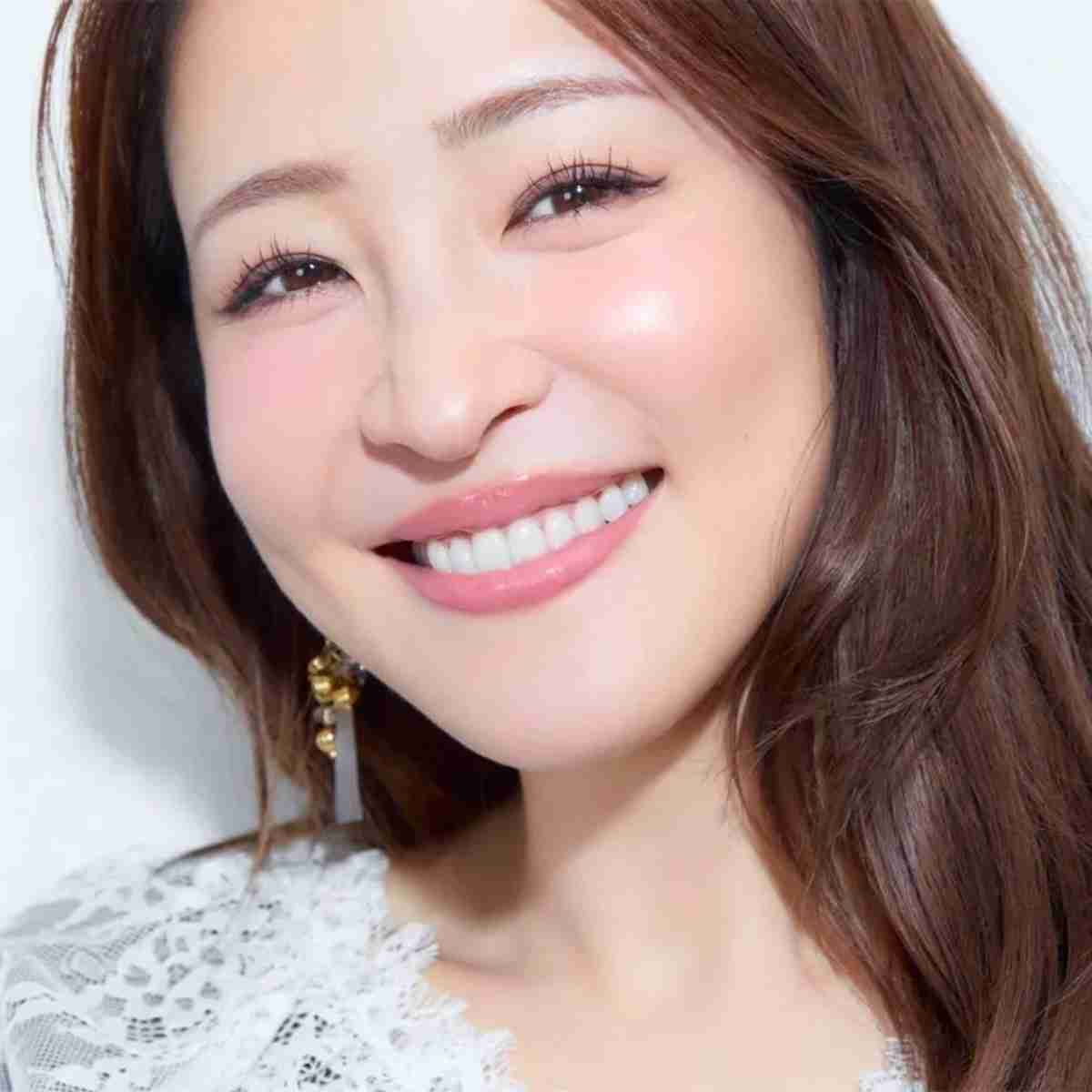 大沢あかねさん（40）ネットの“整形”指摘はむしろ「ありがたい」30代後半で目覚めた美容の楽しさ！｜VERY（magacol） - Yahoo!ニュース