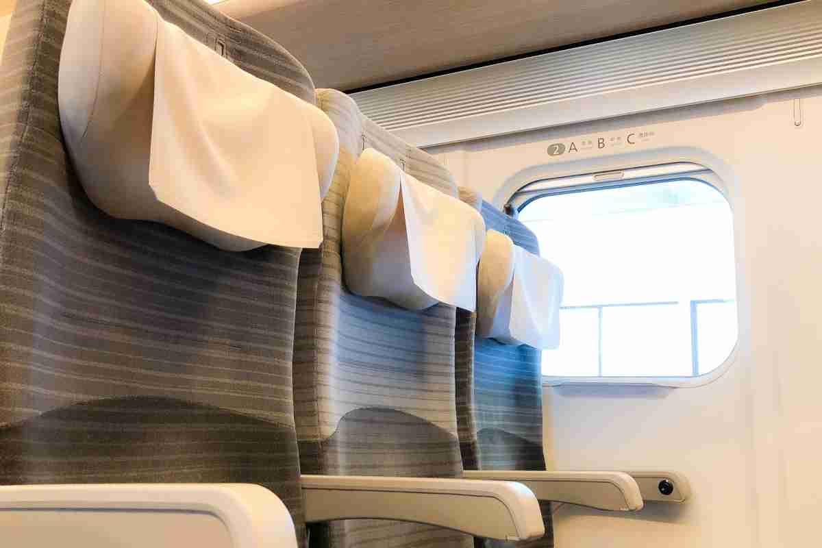 「隣席ガチャがハズレで…」新幹線で指定席を購入しているのに自由席に座るのはアリなのか? JR東日本が示した「明快な回答」