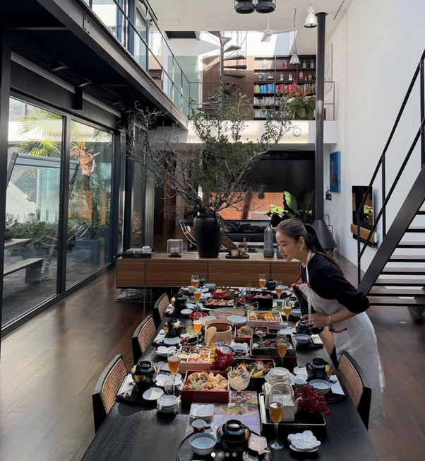 滝沢眞規子、新年恒例の豪華おせち料理お披露目「毎年同じような写真ですみません」もフォロワー「毎年ながら圧巻」「今からお箸と紙皿持って行きまーす」