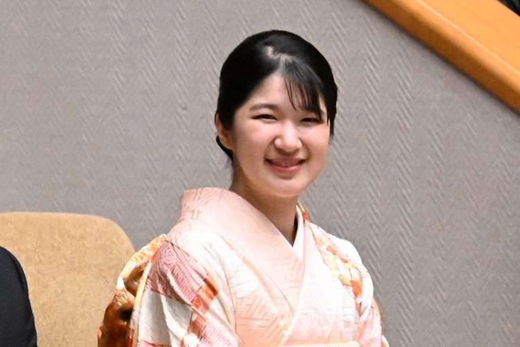 《周囲の席には宮内庁関係者がビッチリ》愛子さま、特別な一着で「天覧相撲」にサプライズ登場…ピンクの振袖姿は“ひときわ華やか”な装い（NEWSポストセブン） - Yahoo!ニュース