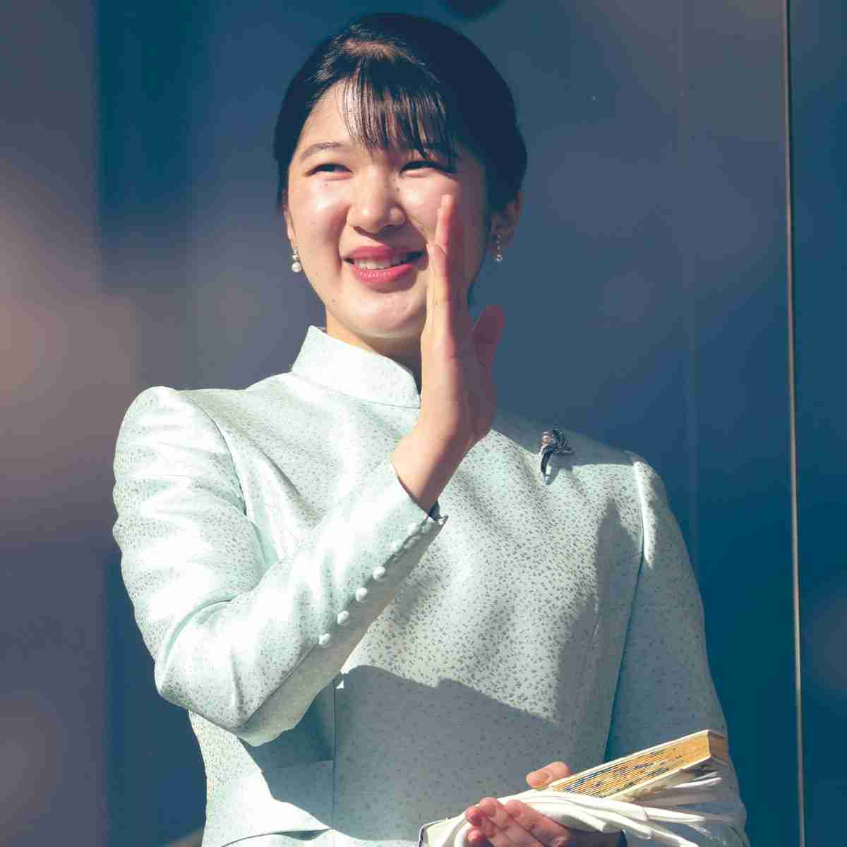 愛子さま　“アイドル風うちわ”の参賀者も…新年一般参賀で見せられた“名アシスト”（女性自身） - Yahoo!ニュース