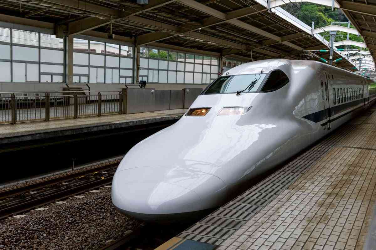 「お子さん膝に乗せれば、あの老人が座れますよね」混み合う新幹線自由席。幼児1人に1席を使う親への「苦言」は正当か【専門家助言】 | FORZA STYLE｜ファッション＆ライフスタイル[フォルツァスタイル]