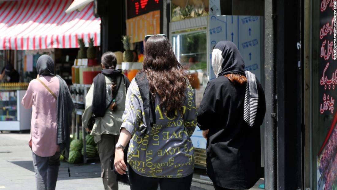 ヒジャブ不着用の女性に長期刑、AIで監視徹底　イラン政府が厳罰化の法案提出へ