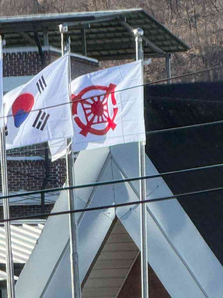 韓国国旗の横に「旭日旗風」デザイン…郊外で掲揚された「腹立たしい」旗の正体（KOREA WAVE） - Yahoo!ニュース