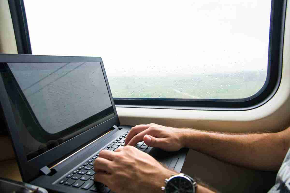 旅行中に新幹線の車内でパソコン作業をしていたら、隣の人に「タイピング音が気になる」と言われました。車内での仕事はマナー違反なのでしょうか？|ファイナンシャルフィールド|﻿その他暮らし