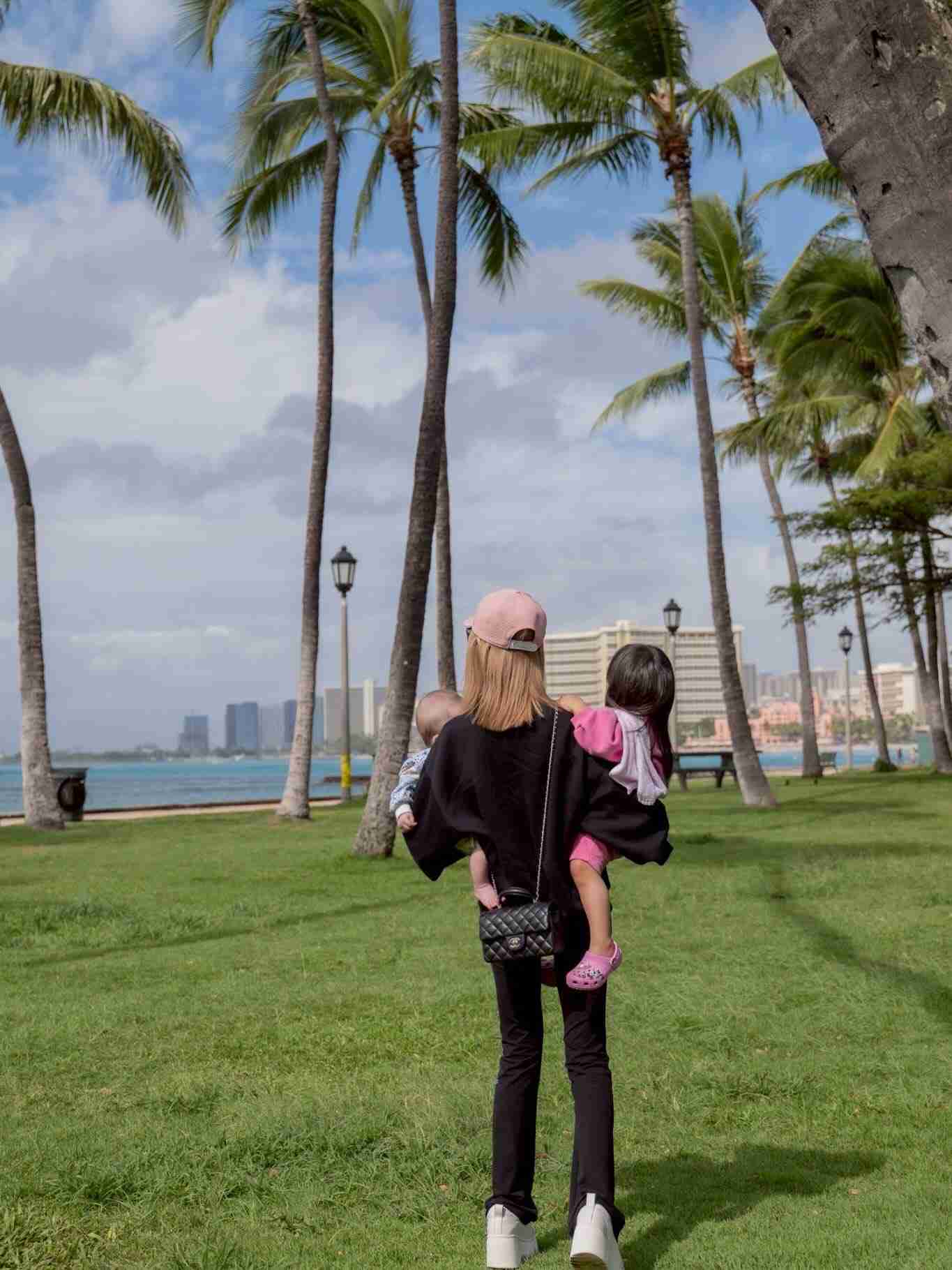 愛沢えみり、2人の子どもとハワイ旅行ショットを公開「華奢なのに両手に子ども！」 | ENTAME next - アイドル情報総合ニュースサイト