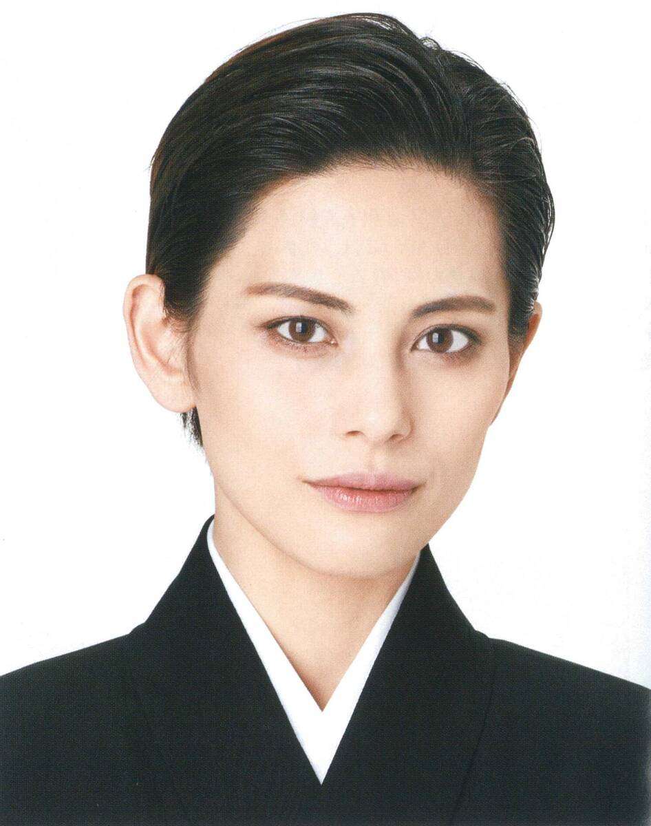 【宝塚】雪組トップ・朝美絢、軍服姿の“圧倒的美貌”にネット騒然！ 『波うららかに、めおと日和』ビジュアル公開に「完璧」「神かよ」「大優勝してる」の声