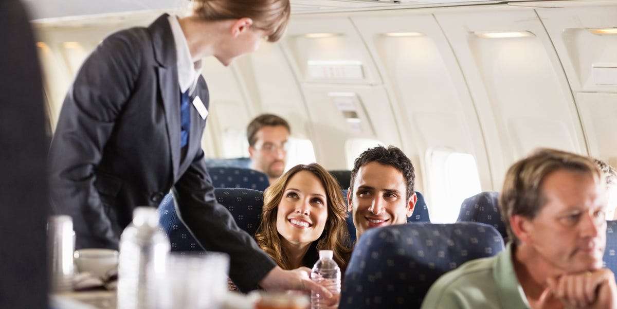 米客室乗務員に聞いた、不衛生で機内で頼まないほうがいい食べ物や飲み物とは？｜ハーパーズ バザー（Harper