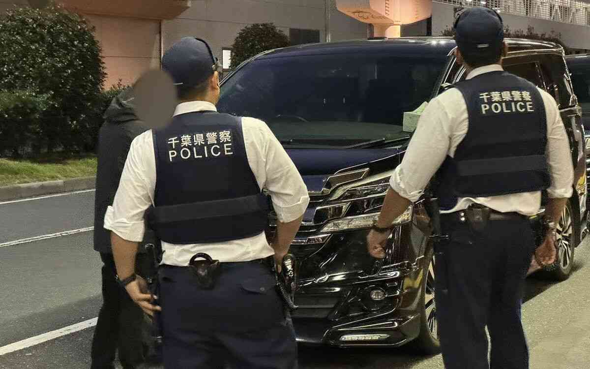 成田空港で中国人「違法ハイヤー集団」が横行中！　「週刊文春」記者が現地取材「警備員がいくら注意しても…無視される」「白タクがいなくなっても、被害は続いているんです」 | 文春オンライン