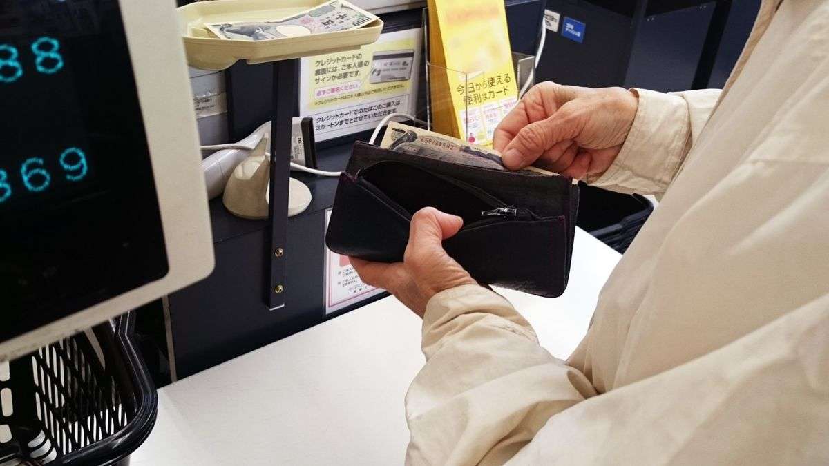 コンビニで「自分の会計中に脇から商品置いてくる客やめて」投稿に賛否「順番待って」「不快感が…」