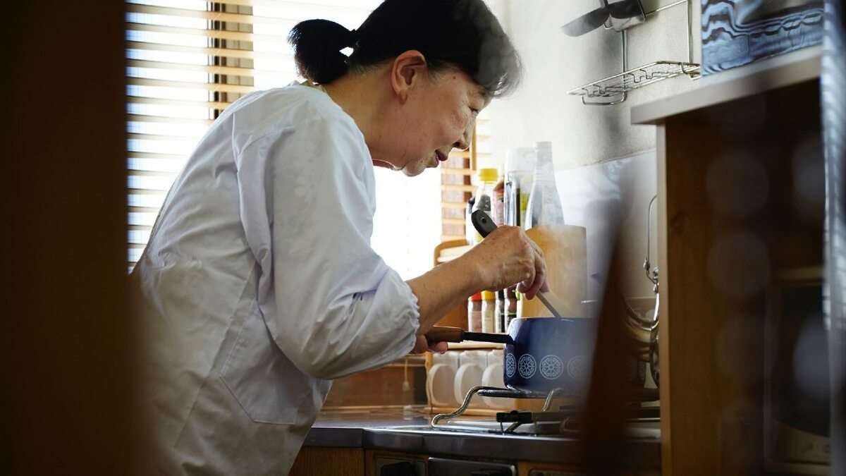 「贅沢は一切しない」月15万円で暮らす68歳女性。団地で静かに守り続けた〈1億円超の預金〉