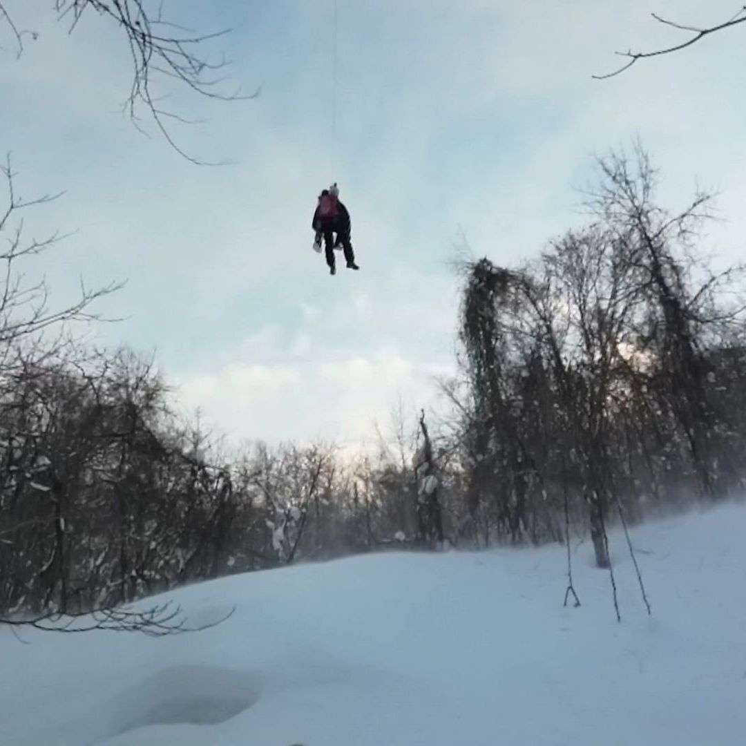 【映像】中国人の大学生がバックカントリーで遭難「コース外に出てしまい下りられなくなった」道警ヘリが救助する様子を公開＿冬山遭難に注意呼びかけ〈北海道旭川市〉（北海道ニュースUHB） - Yahoo!ニュース