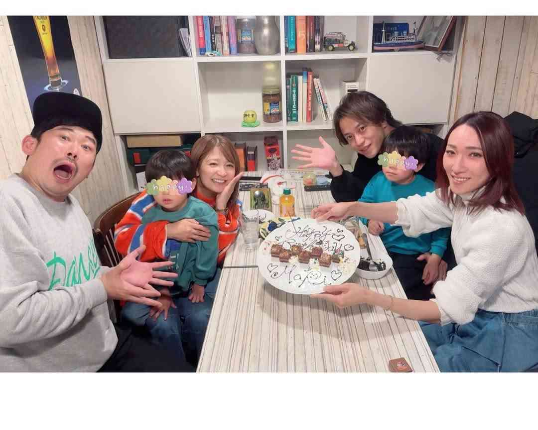 再婚から8年…矢口真里〝元モデル夫〟との顔出し家族ショットに「幸せやな」「仲睦まじいお二人に乾杯…」「奥ちゃま　梅ちゃんさん！」の声