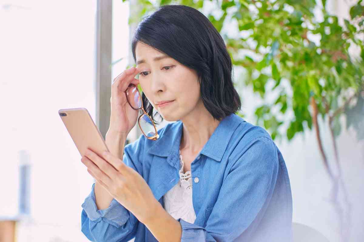 視力1.0でも発症、視野欠ける「緑内障」の原因はスマホ？ 前兆なく症状進行…眼科医が教える3つの対策 | オトナンサー
