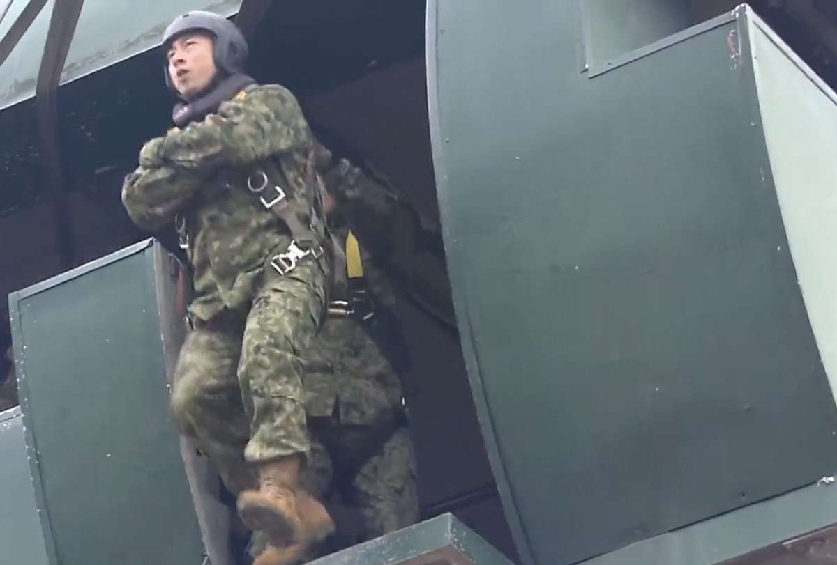 小泉防衛大臣 陸自訓練体験で爆笑誘う「こんなもの何ともない！と言いたいところですが…なかなかですよ」11mの高さから飛び出す