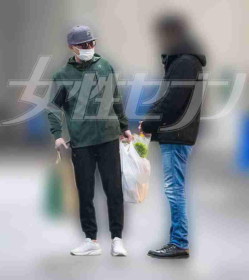 【400日ぶりの肉声】中居正広が独占直撃に語ったこと　騒動後も支え続けた15年来の恋人と百貨店で買い物デート《初2ショット》