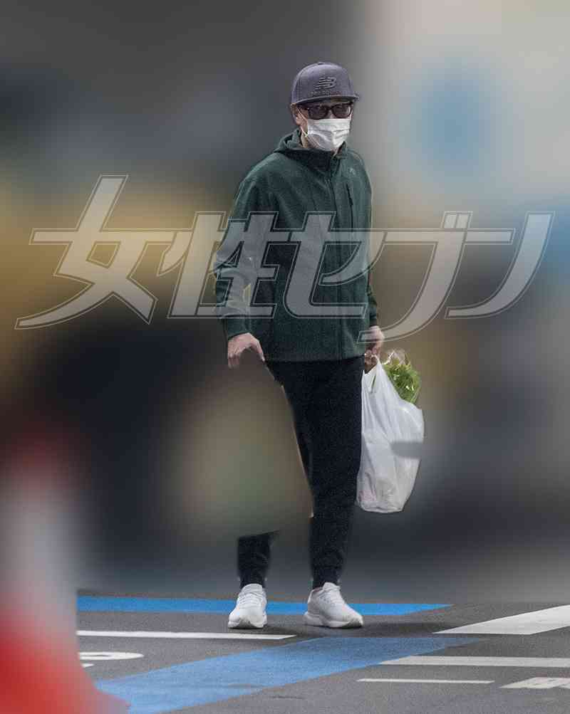 【400日ぶりの肉声】中居正広が独占直撃に語ったこと　騒動後も支え続けた15年来の恋人と百貨店で買い物デート《初2ショット》