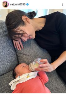 菜々緒、赤ちゃんにミルクをあげる姿を公開…「美人ママ」「可愛いなぁ～」の声