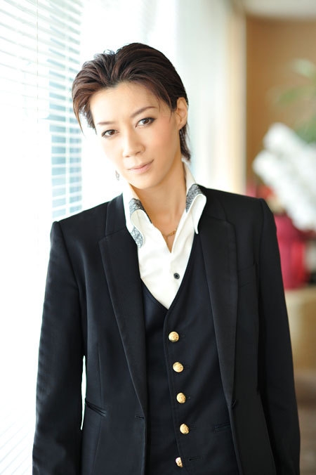 【宝塚】雪組トップ・朝美絢、軍服姿の“圧倒的美貌”にネット騒然！ 『波うららかに、めおと日和』ビジュアル公開に「完璧」「神かよ」「大優勝してる」の声
