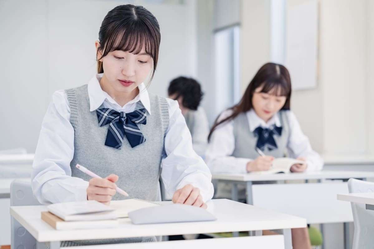 「無償化だから」と、娘を“私立高校”に通わせ後悔…「年収600万円」のわが家は“公立に進学すべき”だった!?「年50万円も払えません…」無償化対象外の費用とは|ファイナンシャルフィールド|﻿子育て