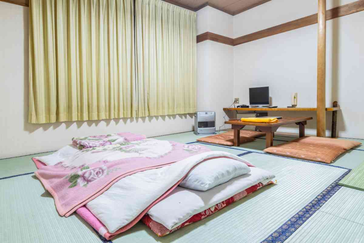 旅館に泊まったら、友人に「心付け用意した？」と言われ驚き！“ホテルと同じで不要”と思っていたのですが、今でも必須ですか？「最近の旅館事情」とは|ファイナンシャルフィールド|﻿その他暮らし